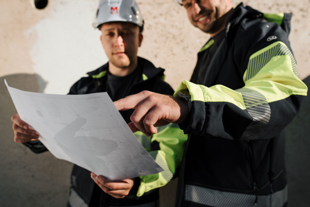 Anlagenbauer zeigen auf Konstruktionsplan