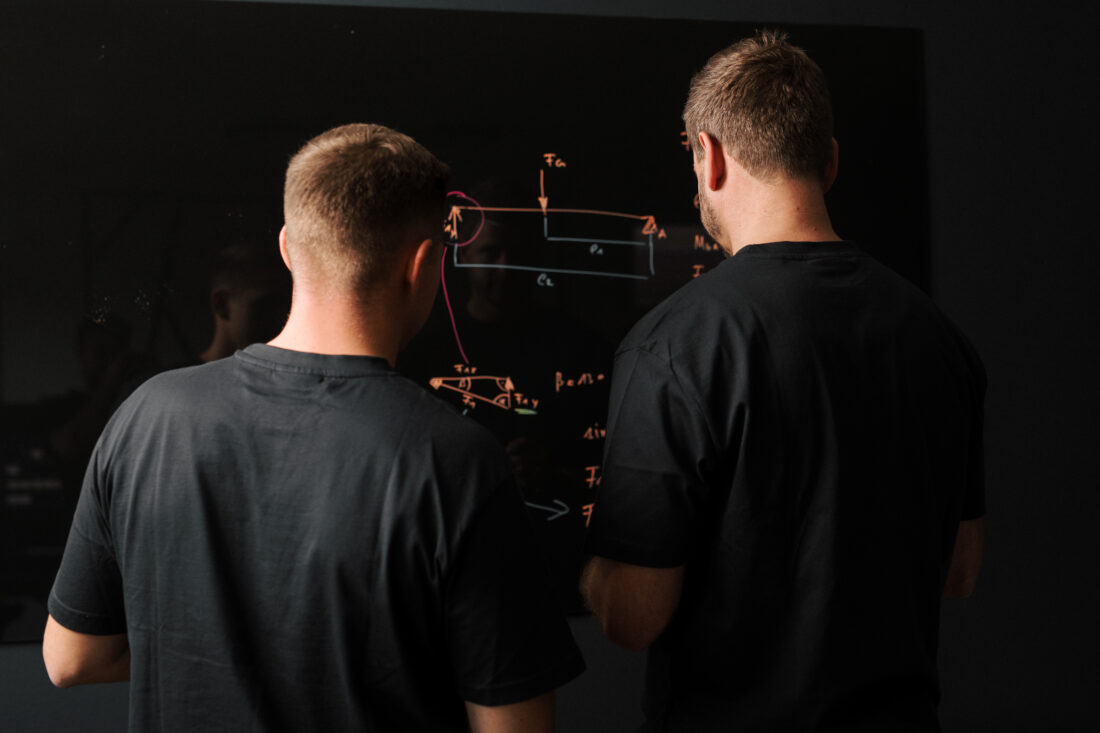 Zwei Konstrukteure von Möhle Prototyping bei der technischen Planung – Reverse Engineering und Sondermaschinenbau für die FMB 2025