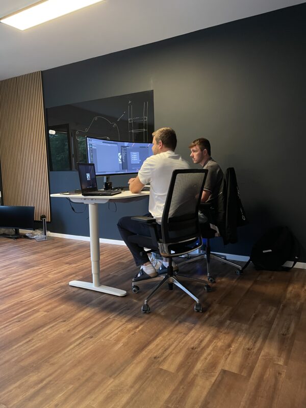 Ausbildung Möhle Prototyping – Luca Depping am ersten Tag bei der Einarbeitung im Büro