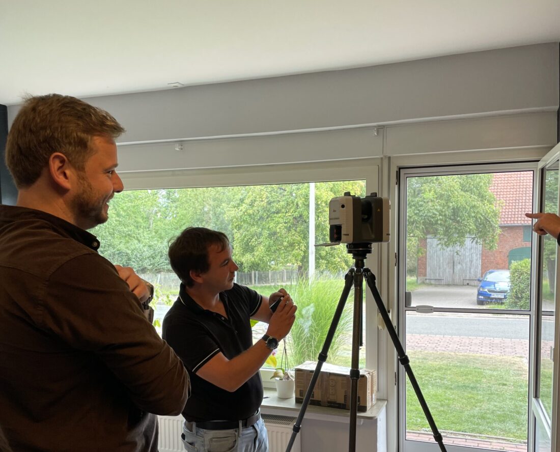 Ein Experte demonstriert den Leica Laserscanner auf einem Stativ bei Möhle Prototyping, während Mitarbeiter aufmerksam zuschauen.