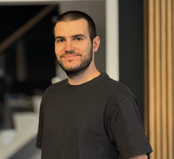 Steven Wurzel, technischer Produktdesigner im Bereich Maschinen- und Anlagenbau, lächelt in die Kamera.